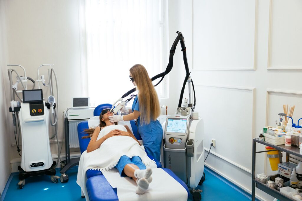 Laserová ambulancia kliniky Esthetic počas ošetrenia laserom Clarity II