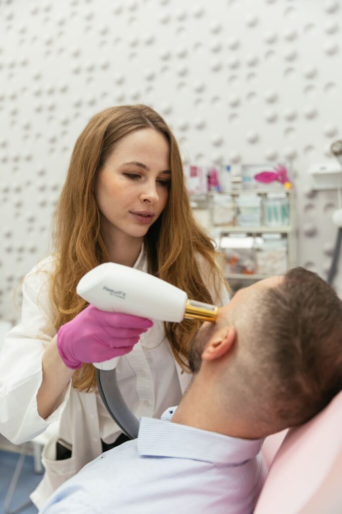 Lekárka kliniky Esthetic pri ošetrení laserom ResurFX